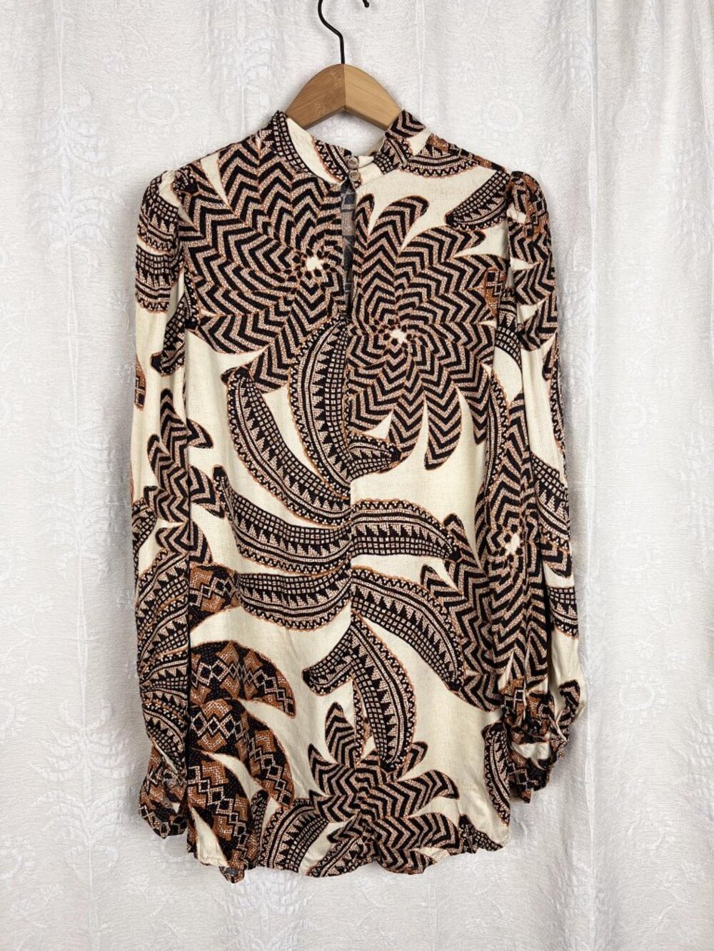 Farm Rio Yawanawa Banana mockneck blouse viscose satin flowy boho puff sleeve M - Picture 5 of 11